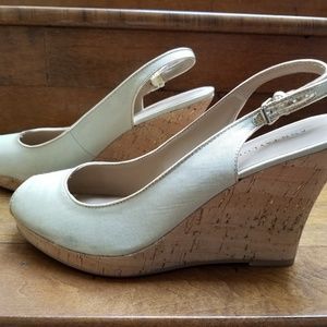 Ann Taylor ribbed gold metallic wedges size 9